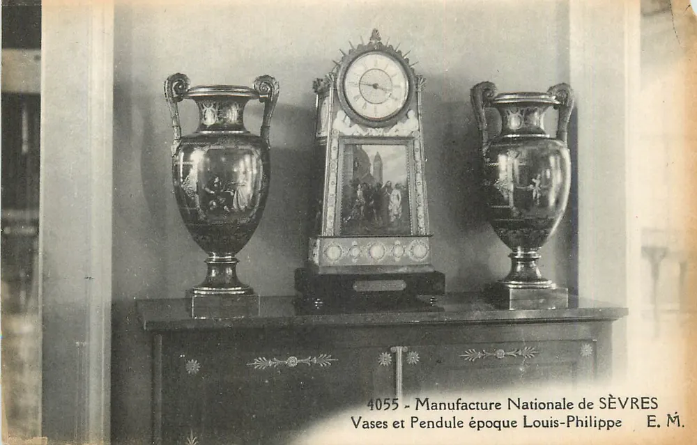 Vasen und Uhr — Louis-Philippe-Zeit — Manufacture Nationale de SÈVRES — E.M. n°4055 - Vorderseite